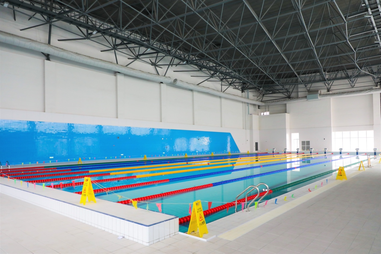 图片包含 室内, 天花板, 人, 建筑描述已自动生成