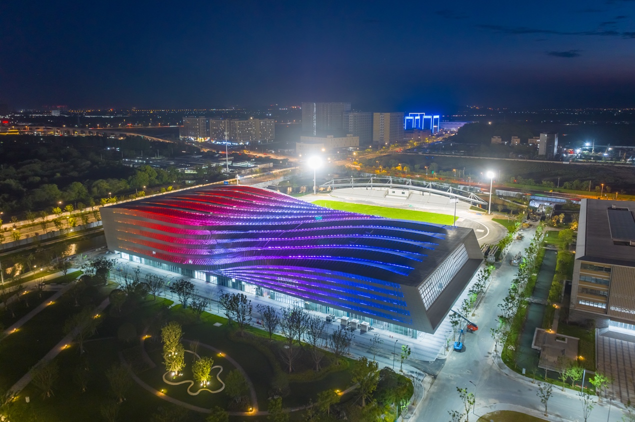 城市的夜景中度可信度描述已自动生成