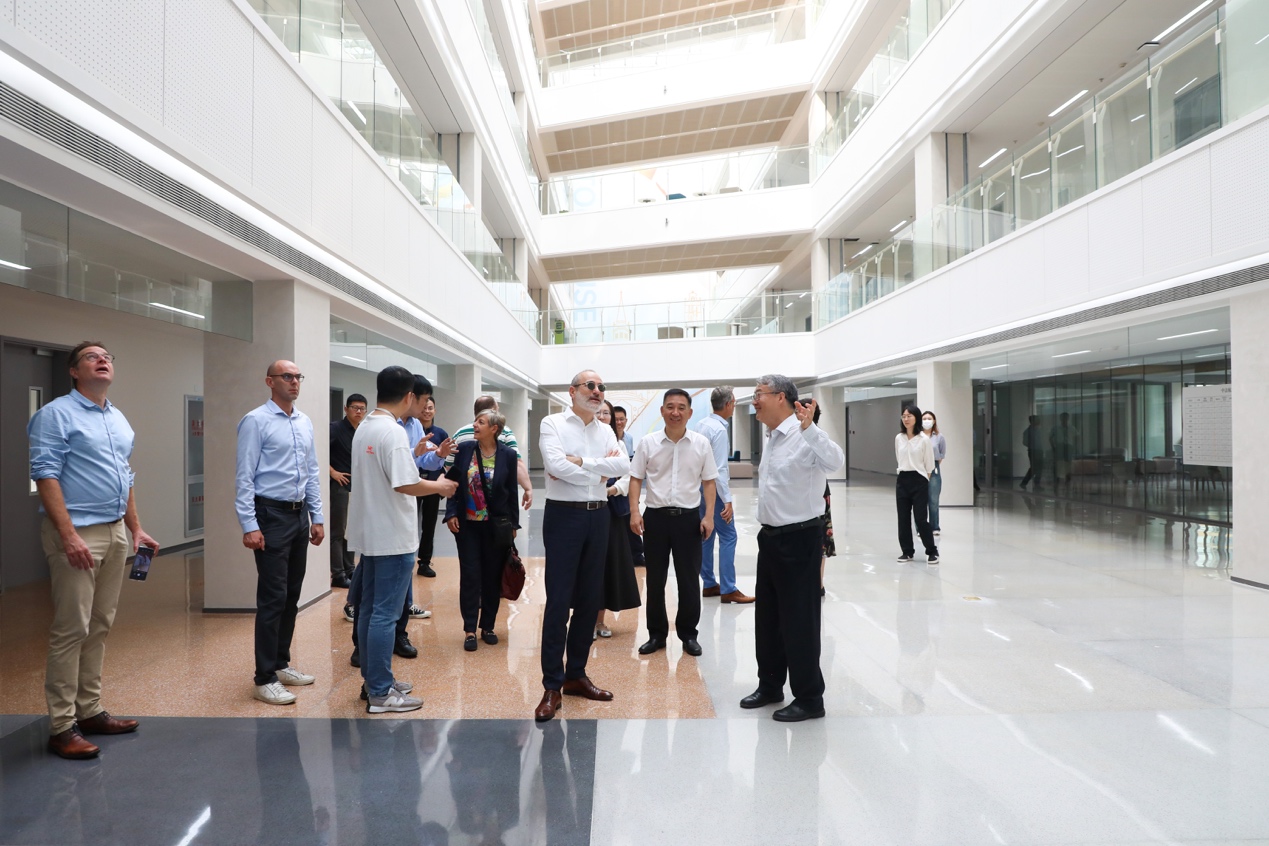 一群人站在建筑前 描述已自动生成