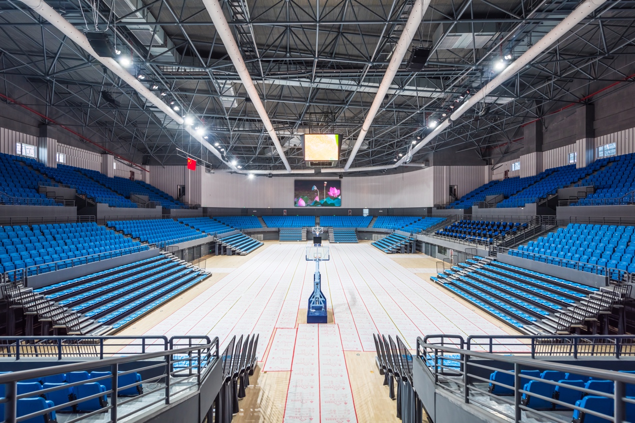 蓝色的火车停在站台边描述已自动生成