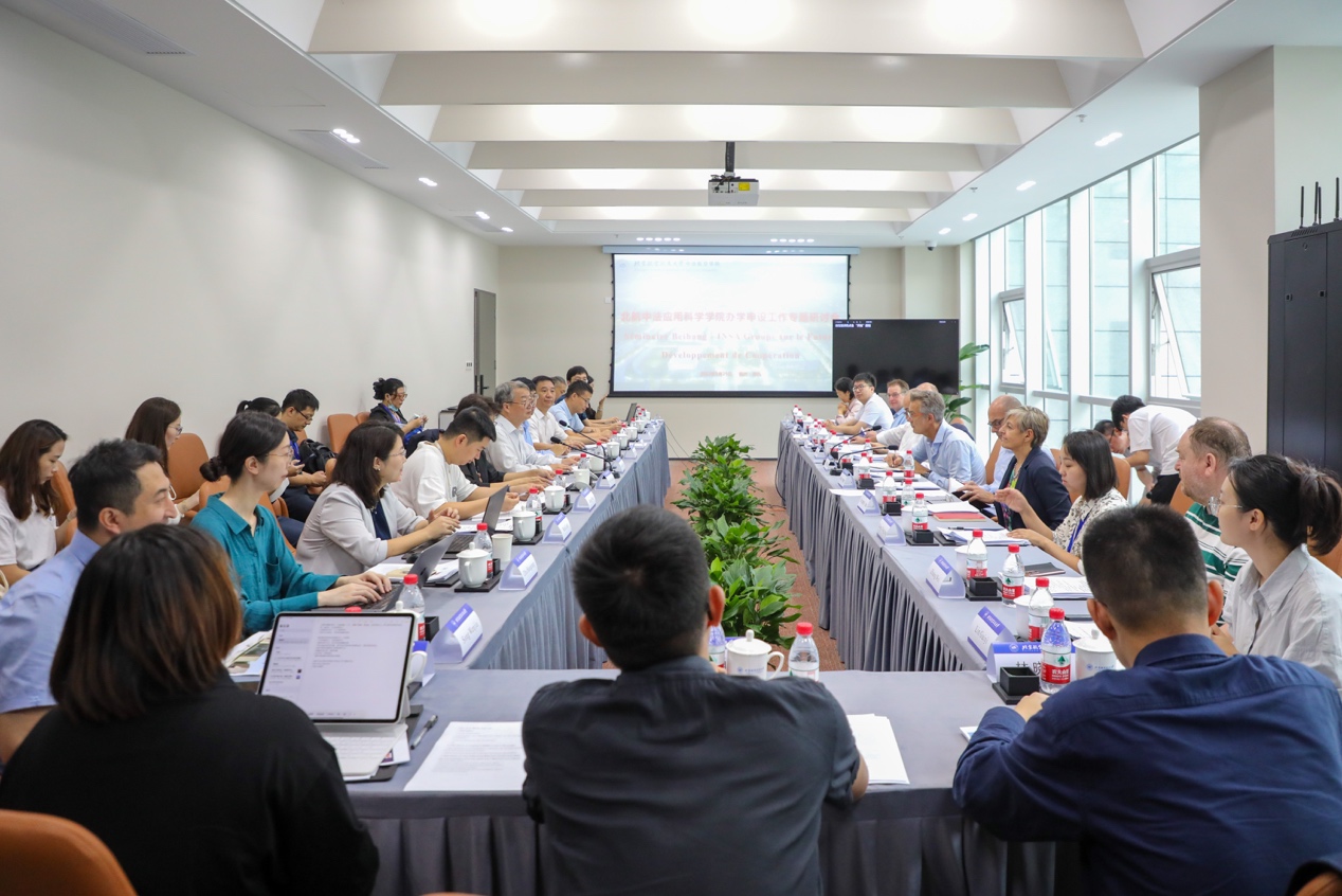 会议室里的人们 描述已自动生成