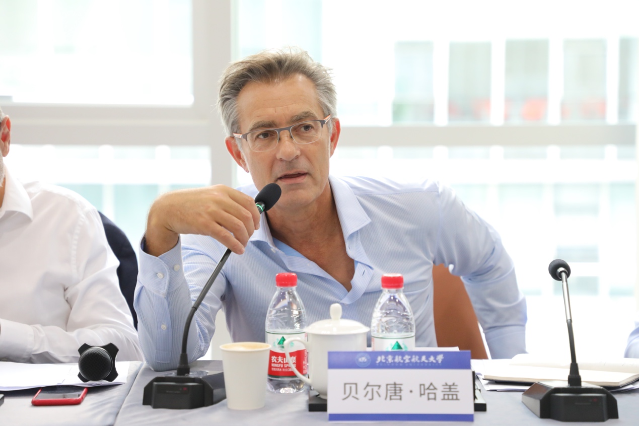 图片包含 人, 桌子, 室内, 男人 描述已自动生成